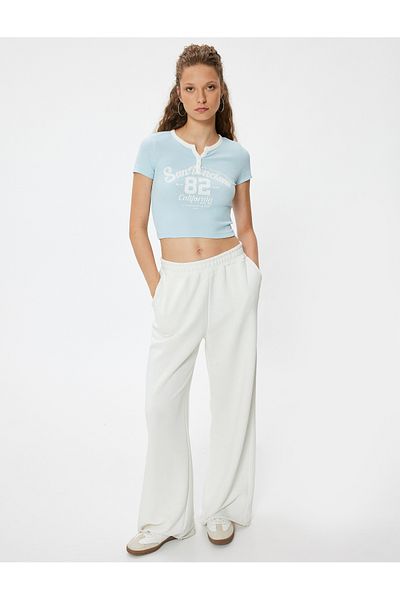 Koton Tricou crop cu imprimeu colegiu cu decolteu în V - mânecă scurtă, slim fit