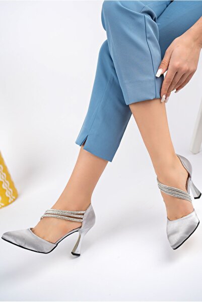 Aymer حذاء Karnıyarık من الساتان الفضي المزخرف بثلاثة حواف