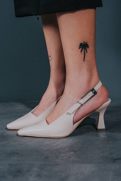 Lizzu Piele Lacuita Bej Niola - Pantofi de dama cu toc joasa cu spatele deschis