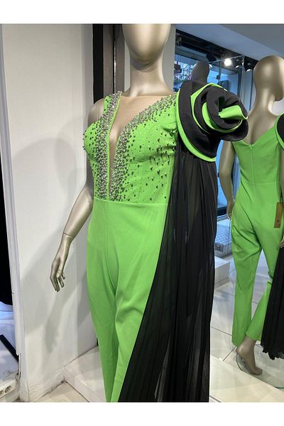 Robes Rochie de seară cu decolteu în V, cu mâneci cu bretele brodate cu piatră, cu trandafir pe umăr