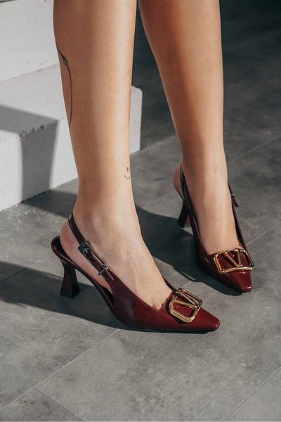Lizzu Niolas din piele lacuita burgundy - Pantofi de dama cu toc scurt cu catarama in V