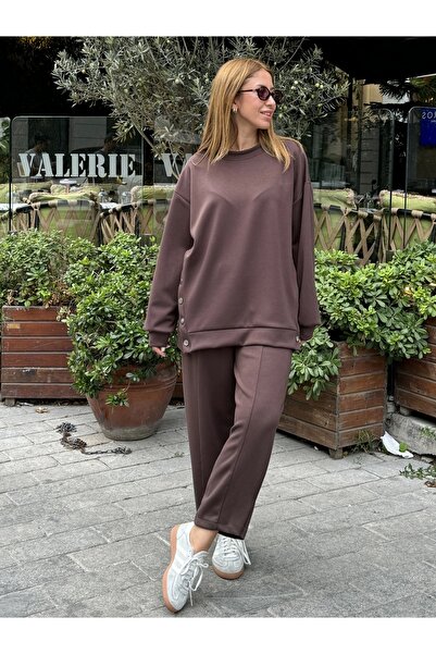 KÜBRA SÖYLEMEZ BOUTİQUE طقم مودال باللون البني مع أزرار كبس على الجوانب