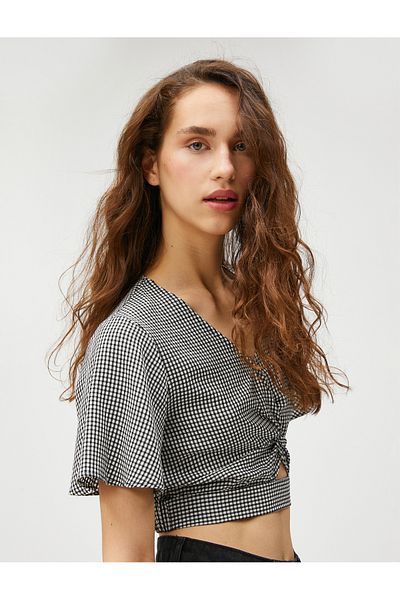 Koton Crop-Bluse mit V-Ausschnitt und Fensterausschnitt. Detaillierter V-Ausschnitt