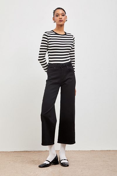 its basic Black Lycra Women's Denim - 1W41 Straight Cropped Fit
