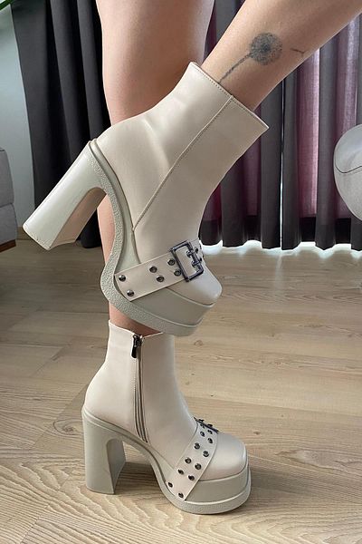 Preshley Γυναικείες μπότες Sidney Cream Skin Buckle με λεπτομέρεια 12 cm με τακούνι με φερμουάρ