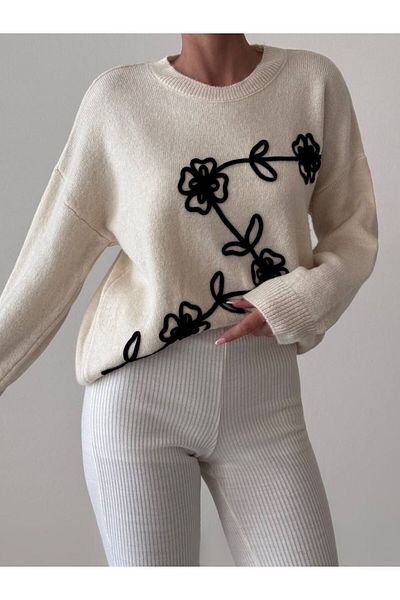 Butik İNCİ WEARS Pulover supradimensionat crem tricot cu motiv negru