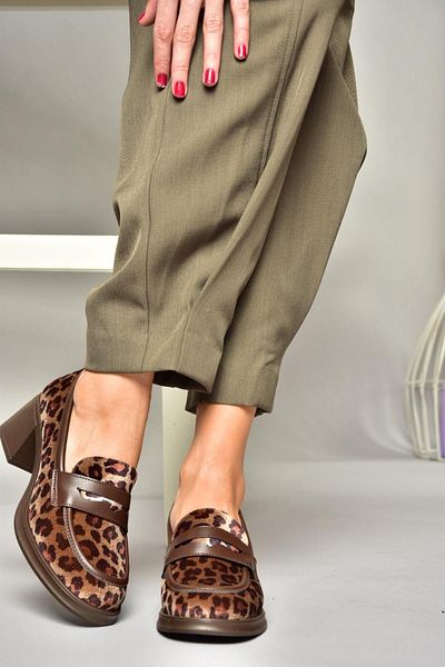 Fox Shoes T 820145302   Pantofi de damă cu toc gros din piele intoarsa maro/leopard