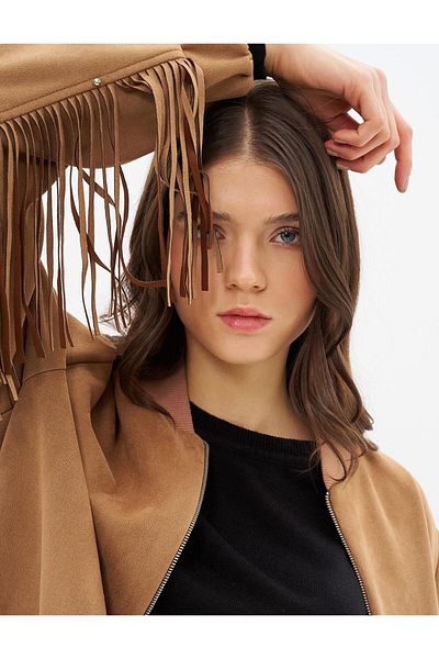 Kayra Camel Suede Jacket - Λεπτομέρεια με φούντα στην πλάτη