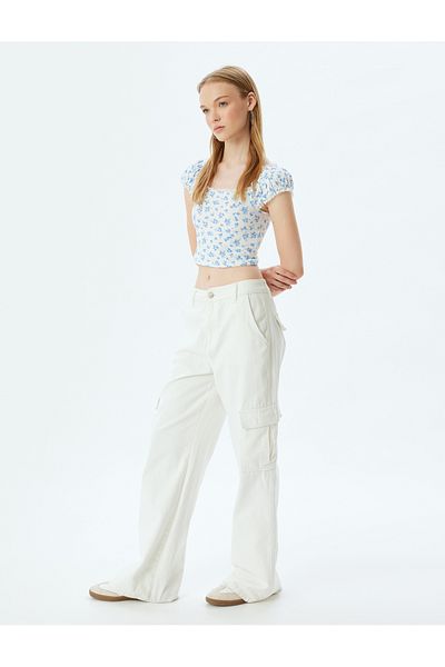 Koton Slim Fit Crop Top mit Blumendruck – Kurze Ärmel, quadratischer Kragen