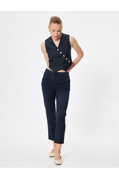 Koton Kurze Zigarettenhose mit normaler Passform und Taschen