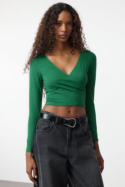 Trendyol Collection Σμαραγδένια πράσινη δαντέλα Crop μπλούζα - ελαστικό βαμβάκι, βαθύ διπλό γιακά, μακρυμάνικο TWOAW24BZ00291