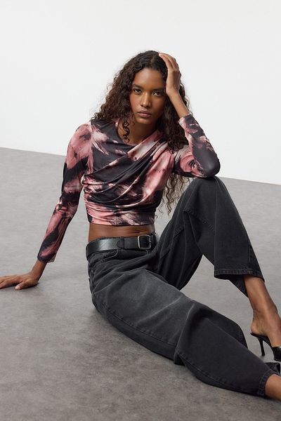 Trendyol Collection Μαύρη Crop μπλούζα με αφηρημένη λεπτομέρεια ντραπέ - TWOAW25BZ00302