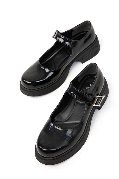 SOHO Czarne lakierowane damskie klasyczne buty na obcasie - 19703