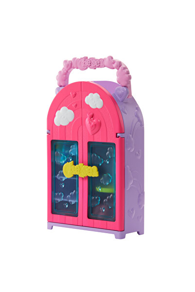 Barbie Chelsea bebek ve oyuncak giysi dolabı; giysiler ve aksesuarlar içeren oyun seti HXN03