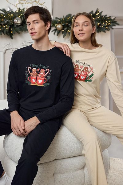 Trendyol Collection Set de pijamale tricotate pentru cupluri cu tematică de iarnă de culoare bej - 100% bumbac THMAW25PT00162