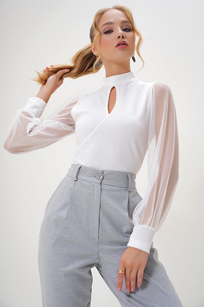 Trend Alaçatı Stili Dámská krepová halenka s nízkým střihem z bílého tylu s manžetou – Alc-X13108