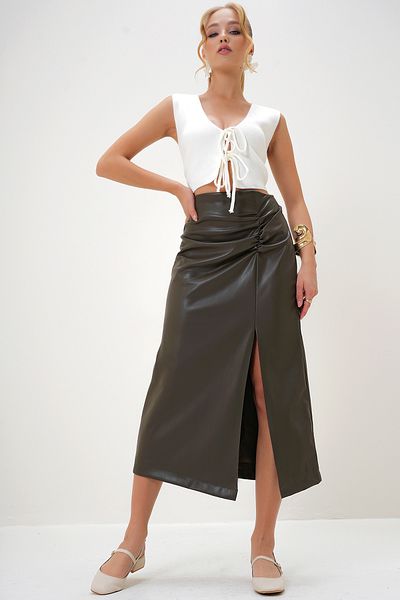 Trend Alaçatı Stili Khakifarbener Damenrock mit Schlitz und drapierter Taille aus Kunstleder ALC-X13019