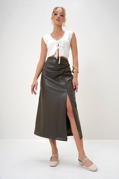 Trend Alaçatı Stili Khakifarbener Damenrock mit Schlitz und drapierter Taille aus Kunstleder ALC-X13019