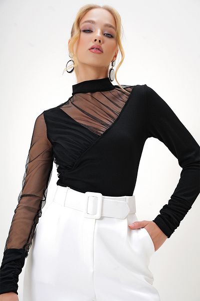 Trend Alaçatı Stili Schwarze transparente Kreppbluse mit Tüllärmeln – Rundhalsausschnitt ALC-X13107