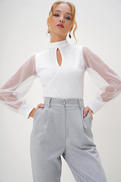 Trend Alaçatı Stili Dámská krepová halenka s nízkým střihem z bílého tylu s manžetou – Alc-X13108