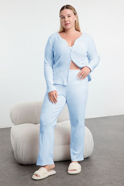 Trendyol Curve Babyblaues Strick-Pyjama-Set mit weicher Strickjacke – TBBAW25AI00089