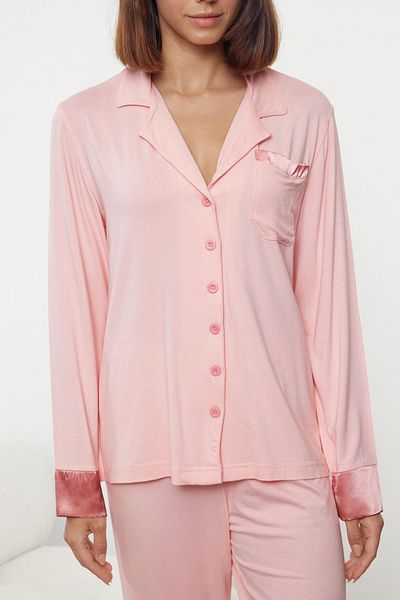 Trendyol Collection Detailliertes Umstands-Strickpyjama-Set mit Pudertasche und Satin THMAW25PT00138