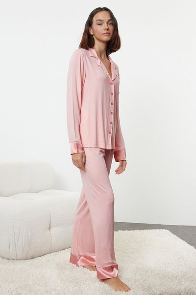 Trendyol Collection Detailliertes Umstands-Strickpyjama-Set mit Pudertasche und Satin THMAW25PT00138