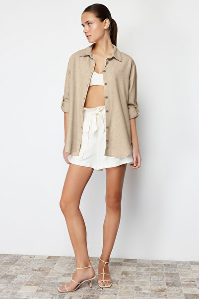 Trendyol Collection Bézs, alacsony ujjú, túlméretezett pamut vászon szőtt ing TWOSS24GO00057