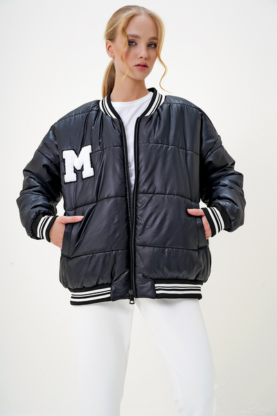 Trend Alaçatı Stili Schwarzer Damen-Puffermantel mit geripptem Kragen und Crest-Detail ALC-X13127