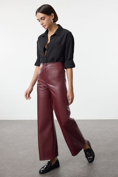 Trendyol Collection Burgunderrote Hose mit weitem Bein aus Kunstleder – Taschendetail, TWOAW24PL00103
