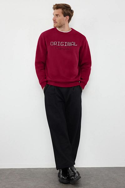 Trendyol Collection Slim-Fit-Sweatshirt aus bordeauxrotem Fleece – flauschig bedruckt TMNAW25SW00150