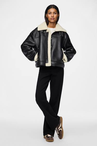 PIECES Късо диванно яке Pcjanelle - детайли с кожа