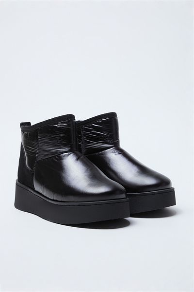 TRENDYOL SHOES Schwarze, metallische, wasserabweisende, flache Damenstiefel mit kurzem Absatz und Fell TAKAW25BO00030