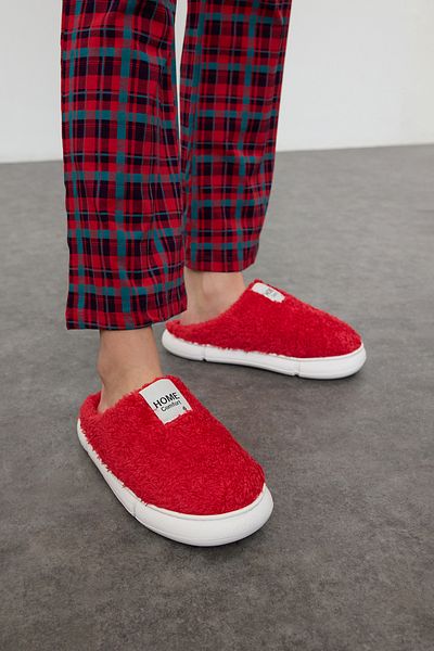 TRENDYOL SHOES Piros plüss szőtt címke részletes női beltéri papucs TAKAW25ER00012