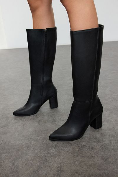 TRENDYOL SHOES Dámské tlustoblokové černé kozačky na podpatku – na zip Takaw25Cz00001