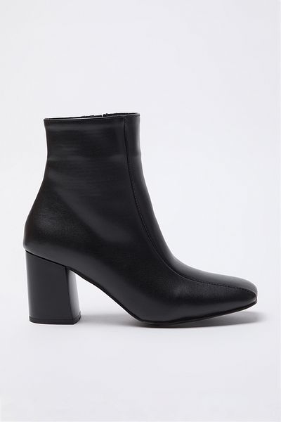 TRENDYOL SHOES Schwarze Damenstiefel mit quadratischer Zehenpartie und Blockabsatz – TAKAW25BO00003