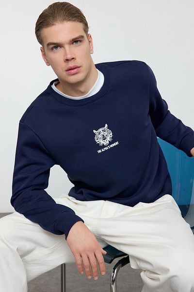 Trendyol Collection Marineblaues, übergroßes Baumwoll-Sweatshirt mit Tiermuster – TMNAW25SW00129