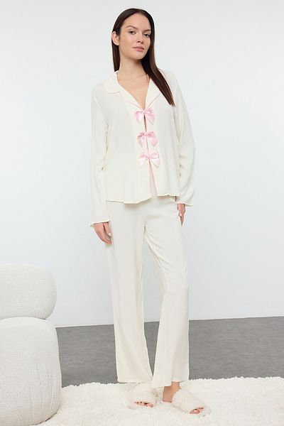 Trendyol Collection Pyjama-Set aus Viskose – Ecrufarbenes Band, Schleife und Paspelierung Thmaw25pt00032