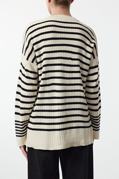 Edit by Trendyol Ecru Striped Crew Neck Knitwear Svetr Tedaw25Kz00047