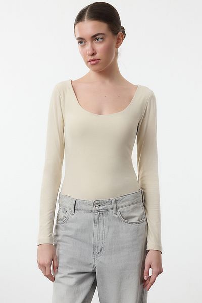 Trendyol Collection Σώμα με λαιμόκοψη σε λεπτή εφαρμογή σε χρώμα πέτρας με ελαστικό και απαλό ύφασμα - Μακρύ μανίκι με κούμπωμα TWOAW24BD00031