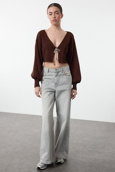 Trendyol Collection Hnědý svetřík z pleteniny Super Crop - detail mašle Twoaw24Hi00315