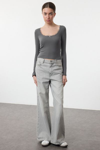 Trendyol Collection Anthrazitfarbene Crop-Bluse mit quadratischem Kragen und Spitze – TWOAW25BZ00007