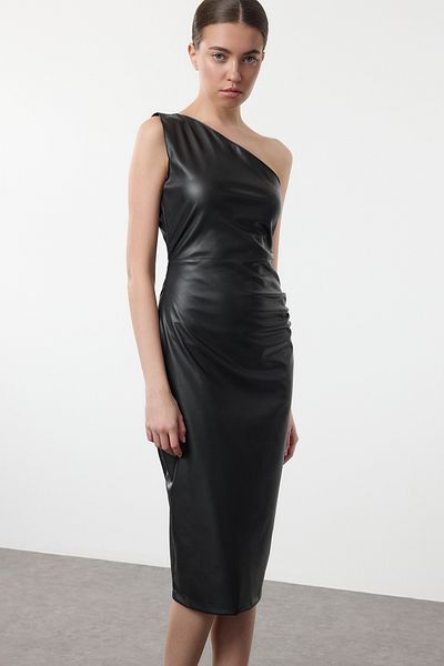 Trendyol Collection Mittellanges Strickkleid mit einem Ärmel – schwarzes, gerades, gerafftes, drapiertes Detail – figurbetontes Bodycone TWOAW25EL00225