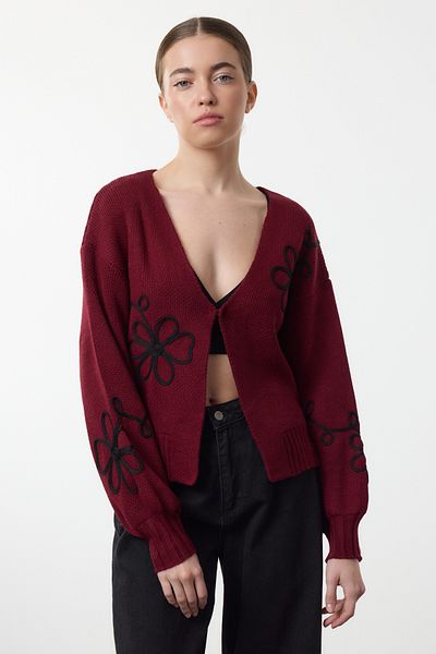 Trendyol Collection Weinroter Strick-Cardigan mit V-Ausschnitt und Stickerei-Detail TWOAW25HI00291