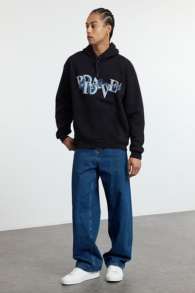 Trendyol Collection Φούτερ με κουκούλα μαύρο φλις - Oversize, τύπωμα καμπαρέ TMNAW25sw00037