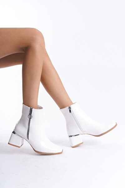 Limeo Γυαλιστερό λουστρίνι με λευκό φερμουάρ και λεπτομέρεια στο τακούνι, κοντές απλές κλασικές μπότες