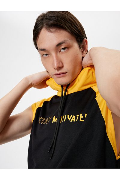 Koton Übergroßes Sportunterhemd mit Kapuze und Slogan - ärmellos