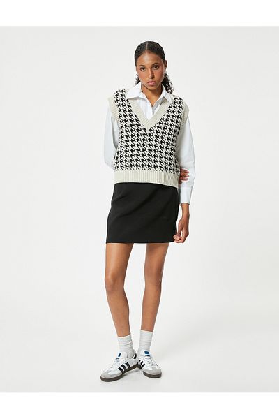 Koton V-Neck Houndstooth Patterned Sleeveless Knitted Sweater