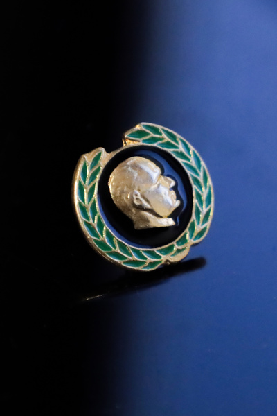 Kuker Madeni Eşya Çelenk Desenli Mineli Atatürk Rozeti