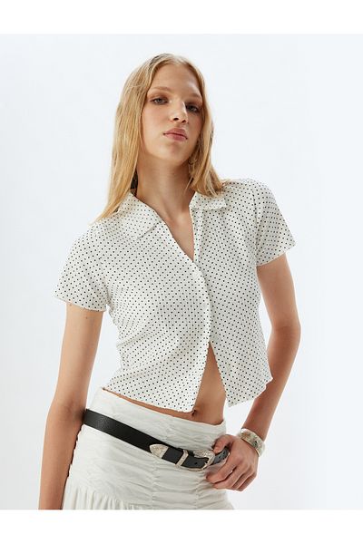 Koton Crop-T-Shirt mit gepunktetem Hemdkragen – geknöpft, kurze Ärmel
